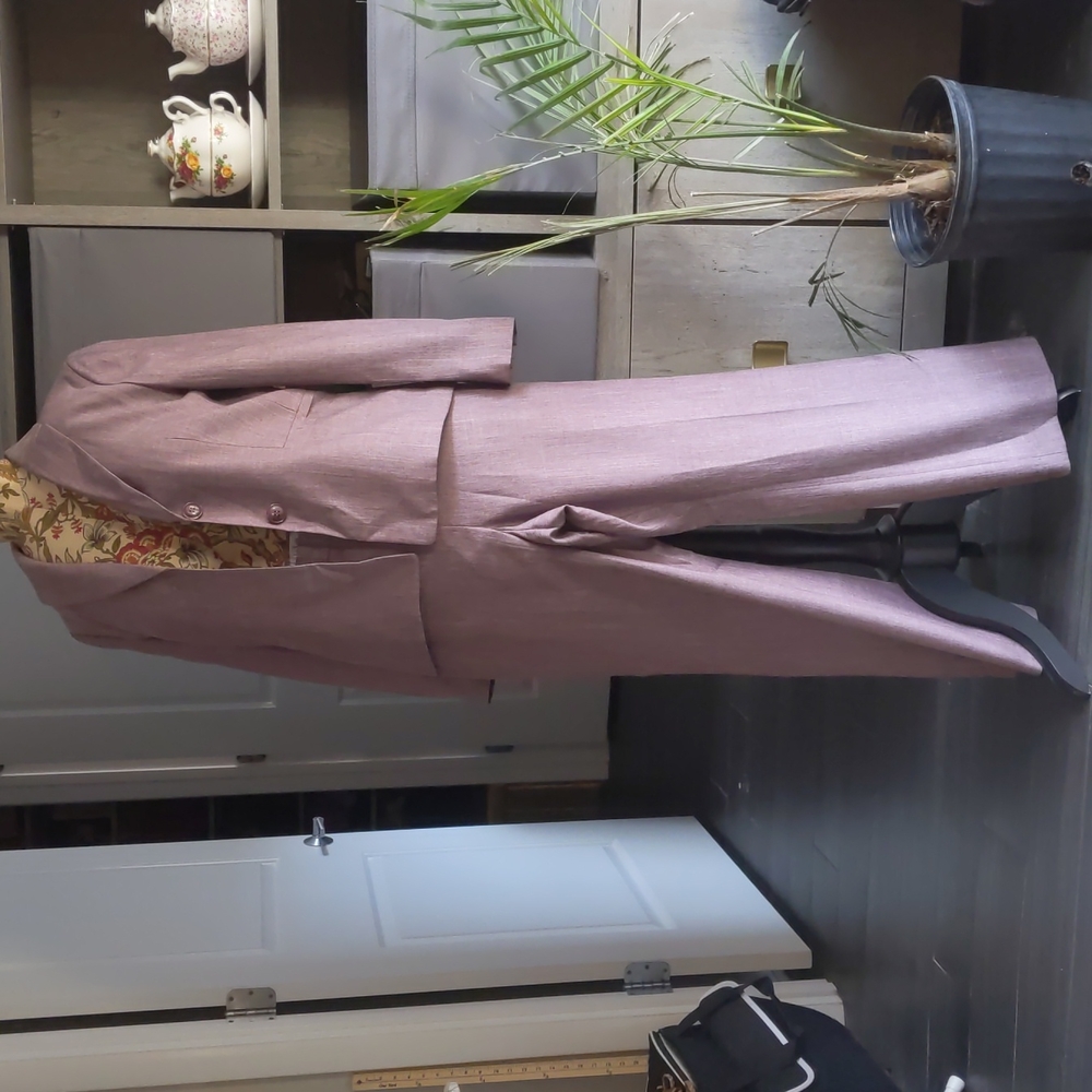 Lilac suit lined in deep purple size 10P Le Suit